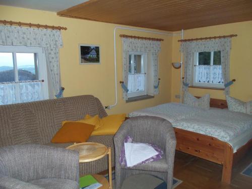 1 queen bed, 1 sofa bed