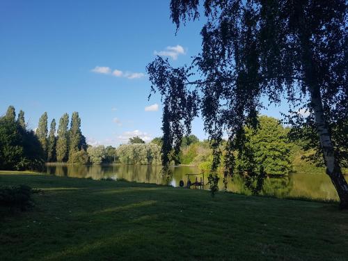 Grande maison entourée d'un parc, étang et bois privé gîte à louer Barlieu
