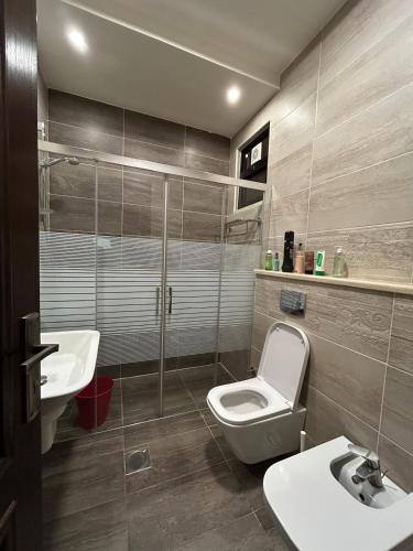 3BR Escape with Outdoor Scenic Views - image 9