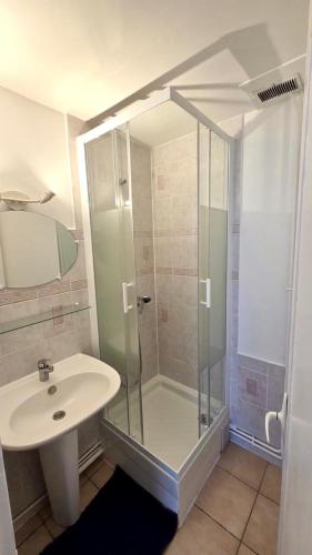 Le Saint Jacques - Downtown in Мелун