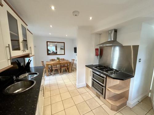 The Blue House - Godolphin - Large Spacious Home - image 2
