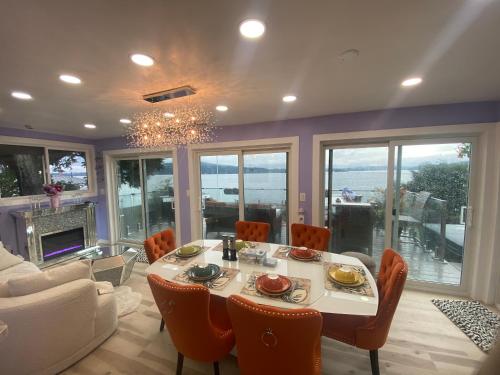 Stunning oceanfront home 4br3b sunrise beachcombing near Bamberton Park in Brentwood Bay
