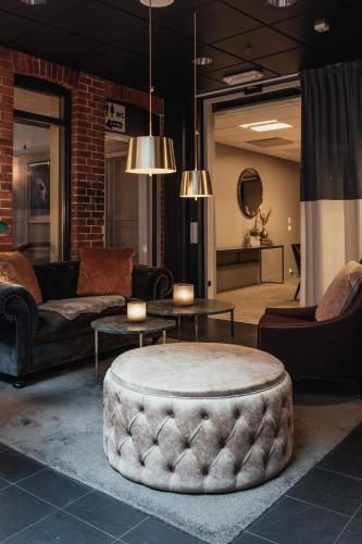 Clarion Collection Hotel Temperance - image 5