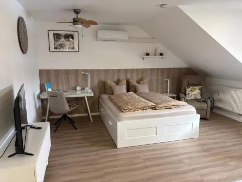 Große gemütliche Ferienwohnung mit Klimaanlage, Parkplatz inklusive TOP ! in Fürth, Deutschland