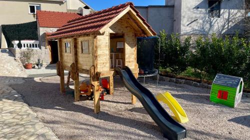 Spēļu laukums, Holiday Home Leon - Imotski - Makarska in Drum