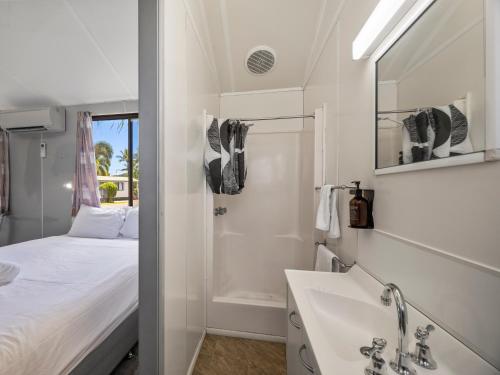 1 double bed, 1 bunk bed
