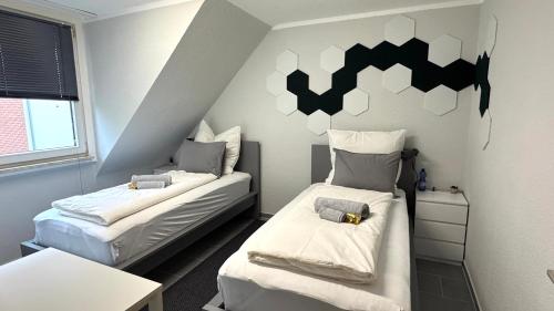 DUTTI'S HOME - Apartment B I 2 Rooms I 4 Beds I Kitchen I WiFi I TV I Parking I Autobahn in Duisburg, Deutschland