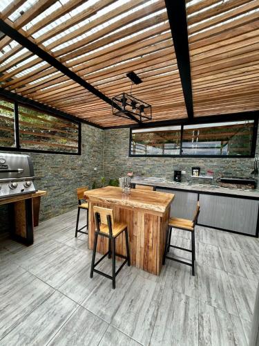 Kitchen, GLAMPING ENTRE MONTES Y CAFETALES in Santuario