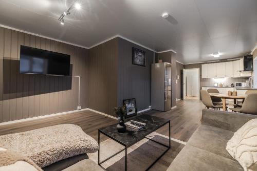 sala de TV, Fauske Central Apartment - Cozy & Walkable in Fauske