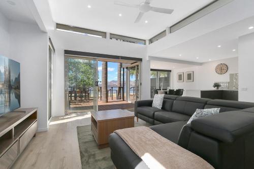 Ebden Lake House- Laid-back Luxury with Lake Views in Ebden