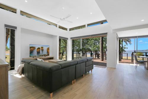 Ebden Lake House- Laid-back Luxury with Lake Views in Ebden