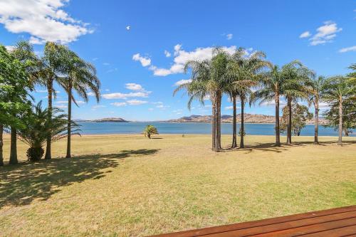 Ebden Lake House- Laid-back Luxury with Lake Views in Ebden