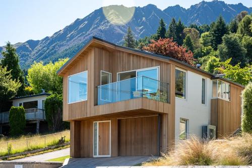 Ruru Retreat |Free Parking|Hot Tub|Walk To Town - image 10