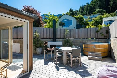 Ruru Retreat |Free Parking|Hot Tub|Walk To Town - image 14