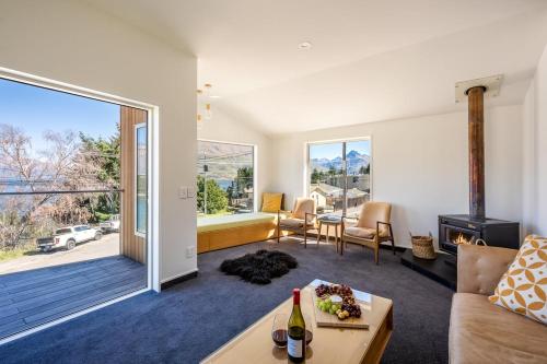 Ruru Retreat |Free Parking|Hot Tub|Walk To Town - image 8