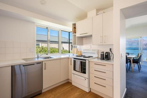 Ruru Retreat |Free Parking|Hot Tub|Walk To Town - image 9