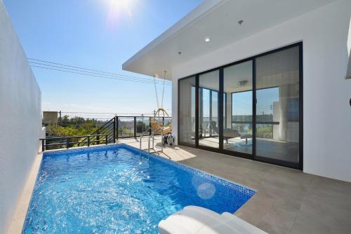 GinozaHillsOkinawaHirahira4 in Ginoza