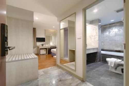 room detail thumbnail 2