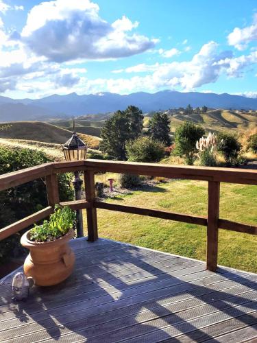 View, Tranquil retreat with spa & breathtaking views in Upper Moutere