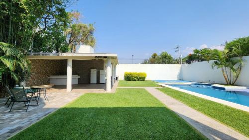 Casa lujosa con cancha de básquet y alberca