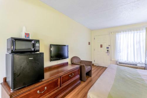 Motel 6-Edgewood, MD Ideally located in the Edgewood area, Motel 6 Edgewood promises a relaxing and wonderful visit. The property offers a high standard of service and amenities to suit the individual needs of all travele