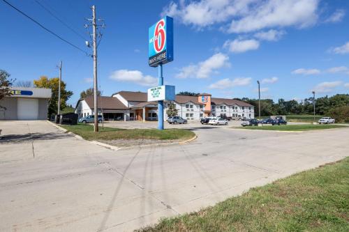 Motel 6-Waterloo, IA