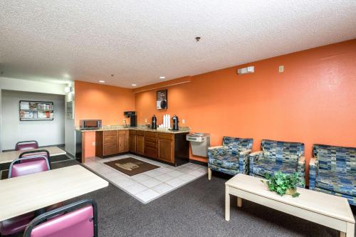 Hol, Motel 6 Waterloo, IA in Waterloo