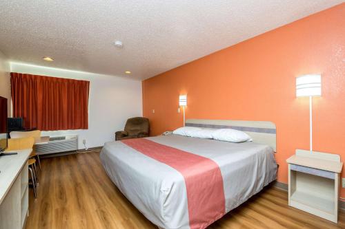 Motel 6-Waterloo, IA