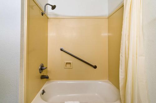 淋浴間, Motel 6 New Iberia, LA in 新伊比利亞