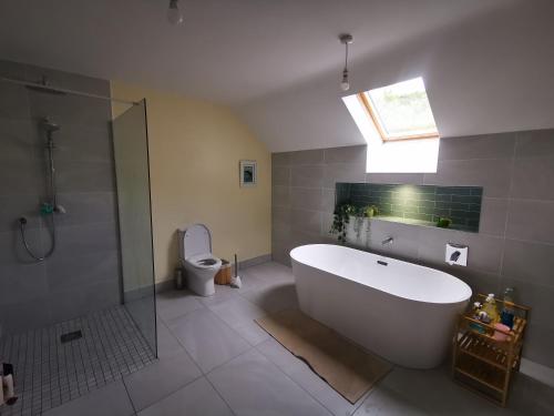 Duša, Spacious quiet 4 bedroom home with great views in Portsalon