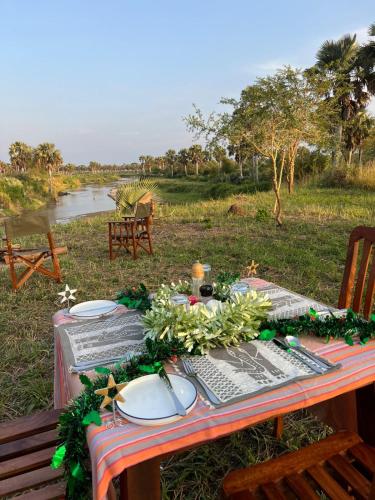 Tangi Elephant Camp in Paraa