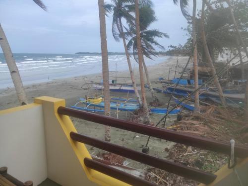 Koa's Beach House in Tangalan