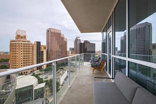 Thompson San Antonio Riverwalk - image 9