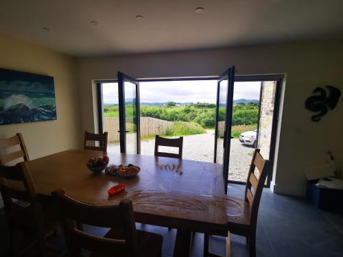 Skats, Spacious quiet 4 bedroom home with great views in Portsalon