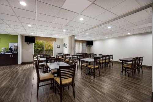 Sleep Inn & Suites Valdosta - image 11