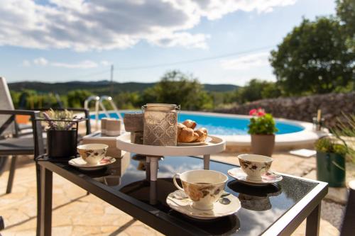 Balkons/terase, Serene Retreat Holiday Home with Pool - Two Bedroom Holiday Home in Veliki Bročanac