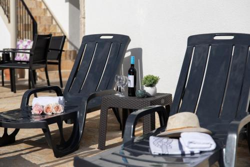 Serene Retreat Holiday Home with Pool - Two Bedroom Holiday Home in Veliki Bročanac