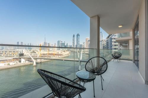 StayShort - Luxury 3BR Canal Front Apartment in a Prime Setting in จูไมราห์