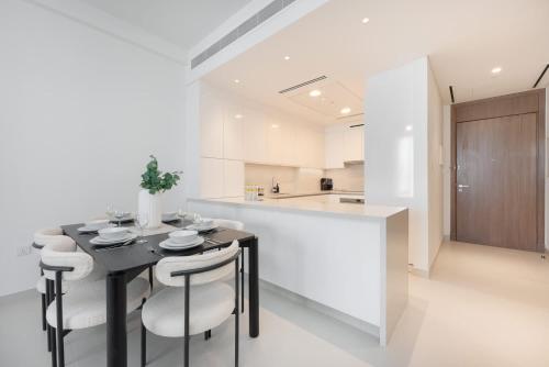 StayShort - Luxury 3BR Canal Front Apartment in a Prime Setting in จูไมราห์