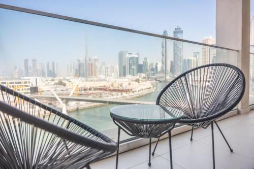 StayShort - Luxury 3BR Canal Front Apartment in a Prime Setting in จูไมราห์