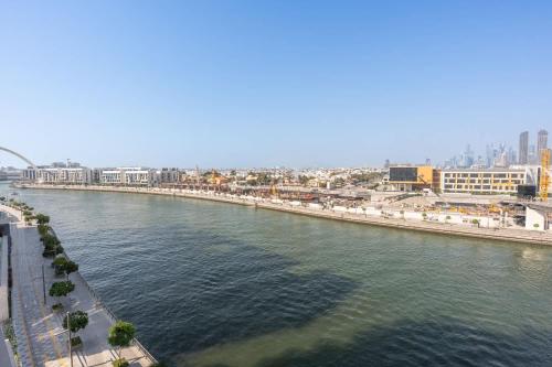 StayShort - Luxury 3BR Canal Front Apartment in a Prime Setting in จูไมราห์