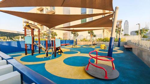 StayShort - Luxury 3BR Canal Front Apartment in a Prime Setting in จูไมราห์