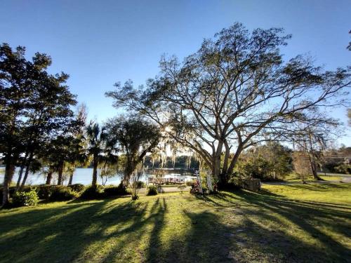 Charming Nautical-Themed Inn Room with Private Whirlpool & Lake Views Near Lake Helen, Florida in Lake Helen