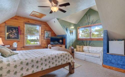 Serene Lakefront Room with Private Bath & Scenic Views in Lake Helen, Florida in Lake Helen