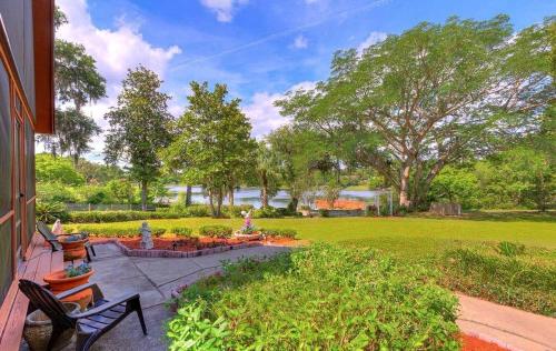 Serene Lakefront Room with Private Bath & Scenic Views in Lake Helen, Florida in Lake Helen