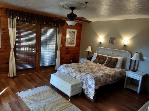 Charming Lakefront Room with Private Porch & Canoe Rentals Near Lake Helen, Florida in Lake Helen