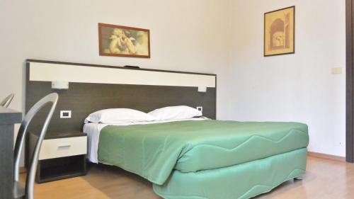 Hotel Arno - Tap to explore photos