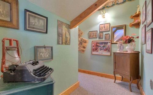 Charming Antiques-Themed Inn Room with Lake Access, Located Near Lake Helen, Florida in Lake Helen