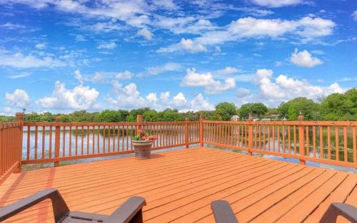 Charming Antiques-Themed Inn Room with Lake Access, Located Near Lake Helen, Florida in Lake Helen