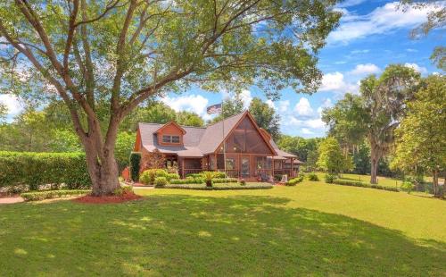 Charming Antiques-Themed Inn Room with Lake Access, Located Near Lake Helen, Florida in Lake Helen